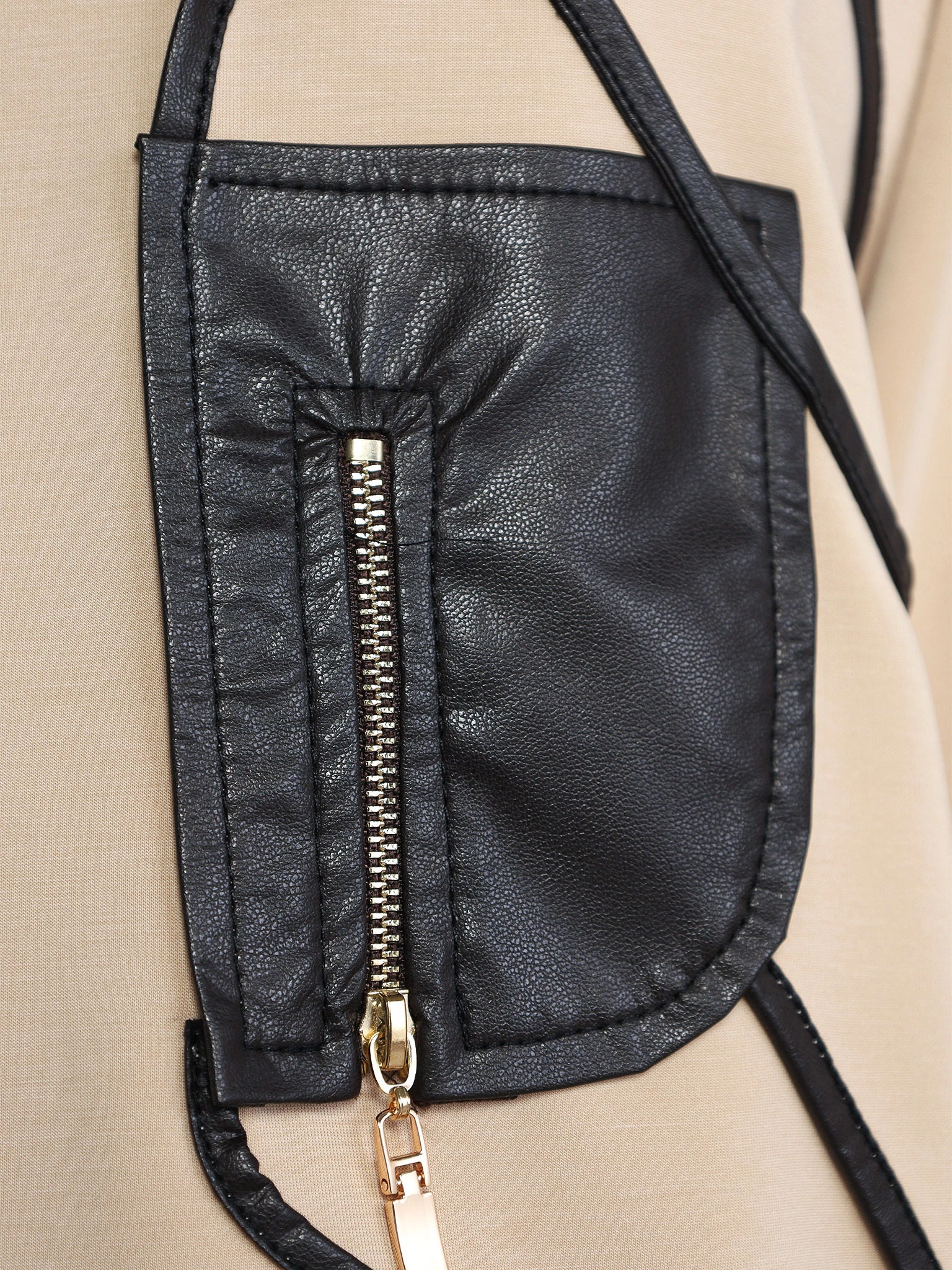 Джемпер бежевого цвета с декоративной контрастной отделкой